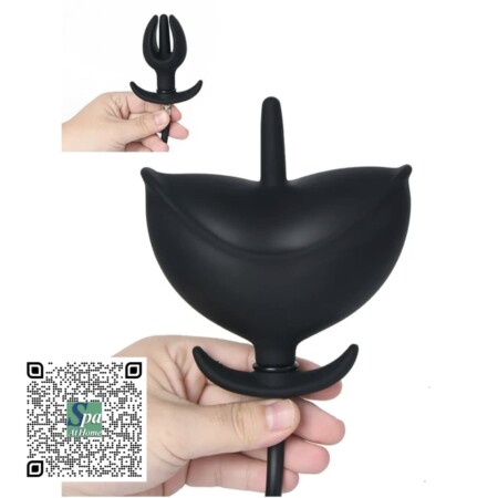 Detalle del plug y comparación del tamaño de una mano adulta